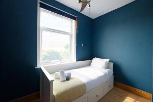 MCR 3 Bed House - Sleeps 5 - 2 Doubles & 1 Single - In Salford, 10 mins Uber from Manchester City Centre - Nearby to Old Trafford, Manchester united, Trafford Park, Salford Quays & more - Perfect for Short or Long Stays - With Free Street Parking