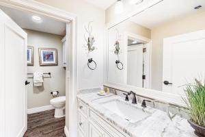 Stylish Gulf-Front Condo with Balcony and Gym