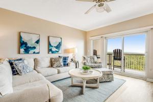 2BR Gulf View Condo with Balcony and Pools