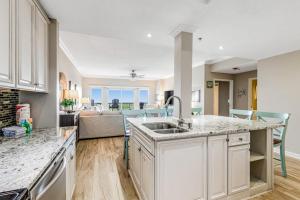 2BR Gulf View Condo with Balcony and Pools