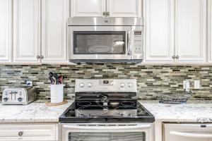 2BR Gulf View Condo with Balcony and Pools