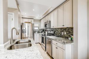 2BR Gulf View Condo with Balcony and Pools