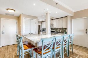 2BR Gulf View Condo with Balcony and Pools