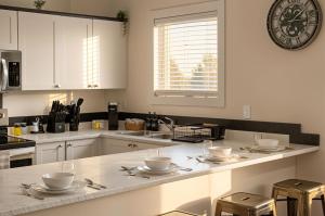 Spacious Downtown 1 BDRM - Walking Distance