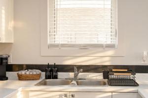 Spacious Downtown 1 BDRM - Walking Distance