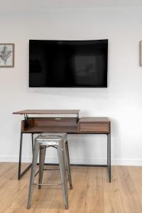 Spacious Downtown 1 BDRM - Walking Distance