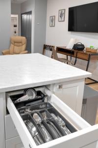Spacious Downtown 1 BDRM - Walking Distance