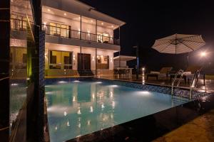 Unique Farm House - Luxury Poolside Farmhouse