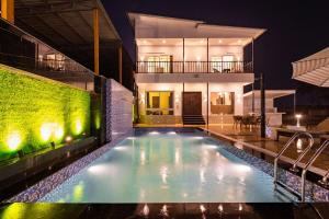 Unique Farm House - Luxury Poolside Farmhouse