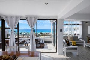 Coastal Hospitality - De Valle 52