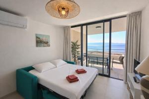 Studio with sea view and pool ideally located