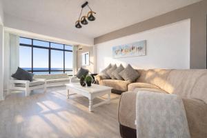 Coastal Hospitality - De Valle 52