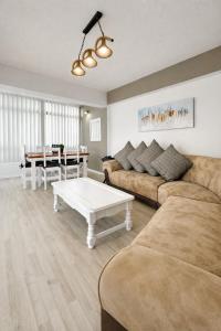 Coastal Hospitality - De Valle 52