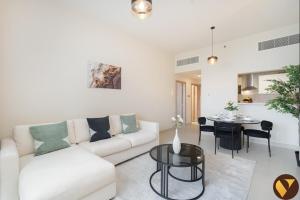 Vogue Vacation Homes, JVC Jeewar Tower near Circle Mall, One Bedroom Apartment with Balcony and City View, Access toAmenities