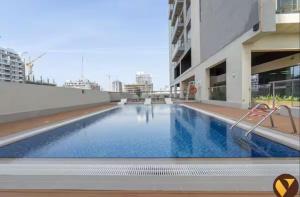 Vogue Vacation Homes, JVC Jeewar Tower near Circle Mall, One Bedroom Apartment with Balcony and City View, Access toAmenities