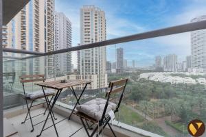 Vogue Vacation Homes, JVC Jeewar Tower near Circle Mall, One Bedroom Apartment with Balcony and City View, Access toAmenities