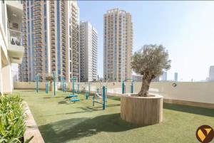 Vogue Vacation Homes, JVC Jeewar Tower near Circle Mall, One Bedroom Apartment with Balcony and City View, Access toAmenities