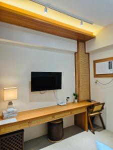 Furnished Family Condo Near IT Park and Waterfront With Pool, Wifi, Gym Access