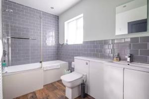 Large Stylish Modern House with Garden and Parking