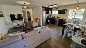 Stylish & Fully furnished 3 Bedrooms Flat -4 min Walk to beautiful beach