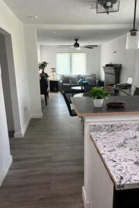 Cozy Bungalow Near Downtown