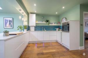 Large Stylish Modern House with Garden and Parking