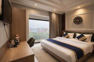 vivaan Bhakti Palace Vrindavan # Lavis & Luxury Rooms Near Bankey Bihari Mandir #