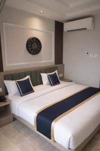 vivaan Bhakti Palace Vrindavan # Lavis & Luxury Rooms Near Bankey Bihari Mandir #