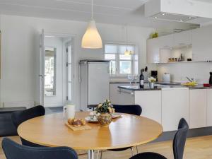 Apartment Shana - 800m from the sea by Interhome