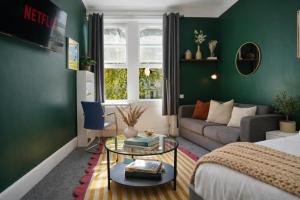 Modern 1BR Flat Near Portobello Market