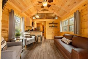 Jake Cabin Luxury Hot Tub Cabin Near Downtown