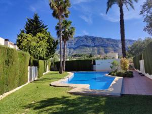 Coqueto adosado planta baja con pequeño jardín privado y salida a piscina