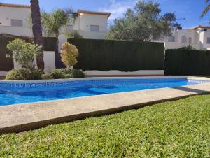 Coqueto adosado planta baja con pequeño jardín privado y salida a piscina