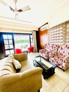 Happy Feet 3Bhk with terrace By Arony Hospitality Dehradun