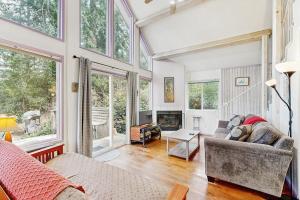 Marcias Mercer Lake Chateau