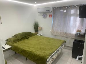 Air Conditioned Modern Double Bed Room with Private Attached Bathroom - FREE Parking - Near London Heathrow Airport & Southall Broadway