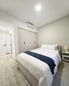 White Sands Tropical Oasis with Private Pool 3 Mins to the Beach