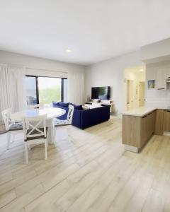 White Sands Tropical Oasis with Private Pool 3 Mins to the Beach