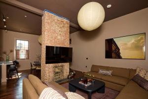 Garden District Stay Shared Heated Pool & Spa