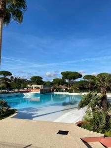 Chalet Californien rénové, superbe piscine dans la résidence, central, ST Tropez 7km!