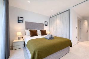 Promo Rate - Spacious 3BDR in Kings Cross with 2 Balconies & Workspace near St Pancras & Camden by Staylio London