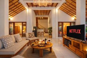 Inyoni Toucan Villa - 3BR Private Center Seminyak
