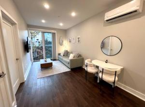 Juliet Balcony - Cute And Cozy Center City 1BR Apt
