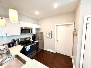 Juliet Balcony - Cute And Cozy Center City 1BR Apt