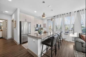 Chic Oak Lawn 2BR - Skyline Views & Resort Pool