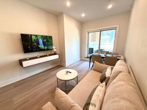 Skyline Balcony - Luxury and Cozy Center City 1BRApt