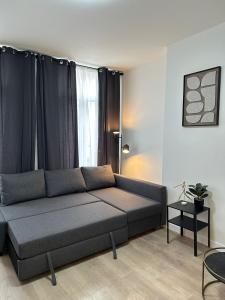 Modern Apt for 4 Near City Center