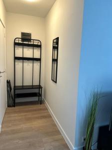 Modern Apt for 4 Near City Center