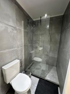 Modern Apt for 4 Near City Center