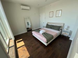 Private Balcony - Gorgeous Center City Bilevel Apt